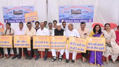 Indore News: इंदौर की नदियों को बचाने की गुहार, कृष्णपुरा छत्री पर अभ्यास मंडल का मौन सत्याग्रह Indore News: Abhyas Mandal Leads Silent Protest for Rejuvenation of Khan and Saraswati Rivers