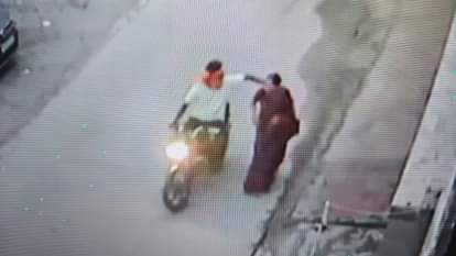 Haridwar: बेखौफ बदमाश...शिवालिक नगर की पॉश कॉलोनी में मॉर्निंग वॉक पर निकली महिला से बाइक सवार ने झपटी चेन Haridwar News miscreants snatched the chain of a woman in posh colony of Shivalik Nagar going to morning walk