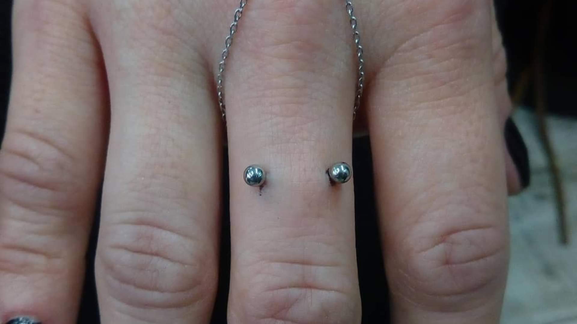 Finger Piercing: कूल दिखने के चक्कर में खतरे को दावत दे रहे युवा, जानें 'फिंगर पियर्सिंग' के बारे में what is finger piercing side effect of finger piercing in hindi