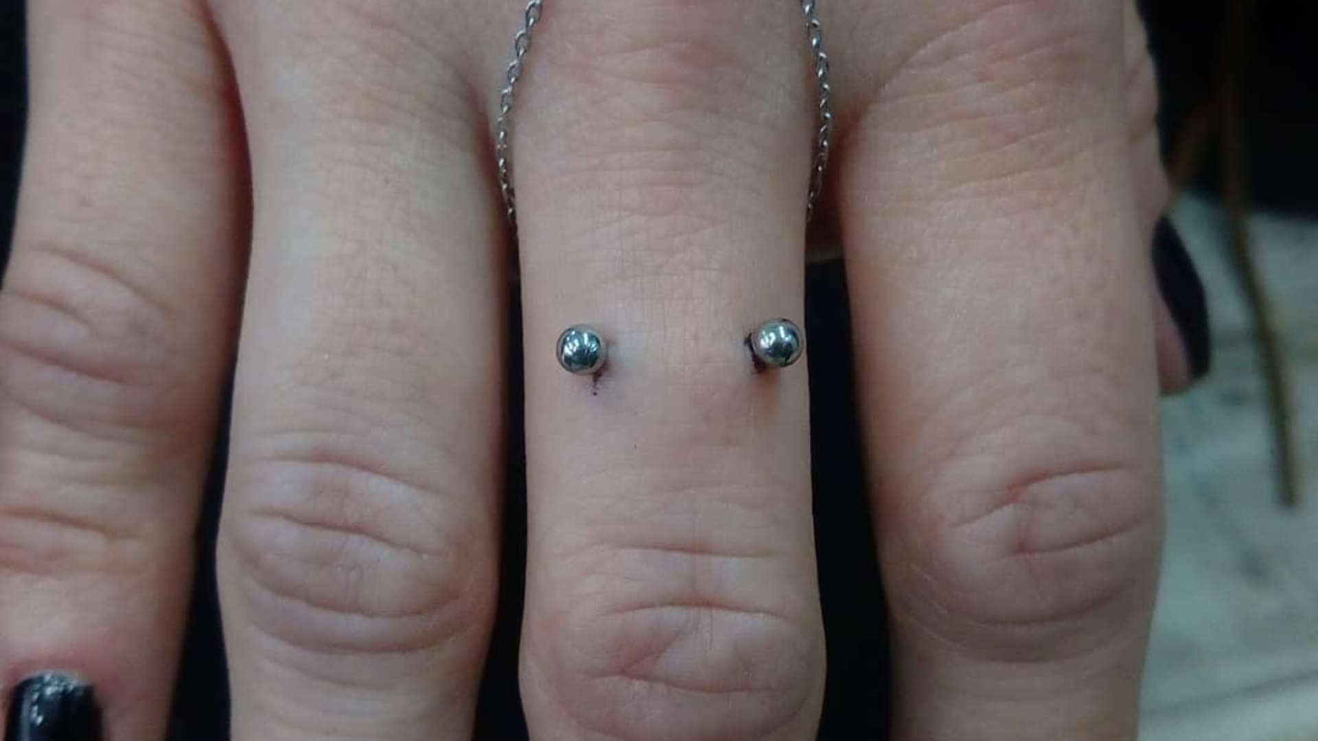 Finger Piercing: कूल दिखने के चक्कर में खतरे को दावत दे रहे युवा, जानें 'फिंगर पियर्सिंग' के बारे में what is finger piercing side effect of finger piercing in hindi