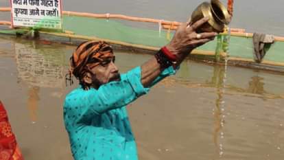 Bihar: गया जी पहुंचे अभिनेता विनोद आनंद सिंह, देवघाट पर किया तर्पण; बोले- रंगमंच को जीवंत करना चाहता हूं Actor Vinod Anand Singh performed the Tarpan of his ancestors, expressed his wish to revive the theatre