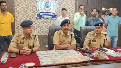 जांजगीर पुलिस की बड़ी कामयाबी: 10 लाख की लूट का खुलासा, मास्टरमाइंड समेत तीन आरोपी गिरफ्तार Janjgir police big success: Rs 10 lakh robbery solved, three accused including mastermind arrested