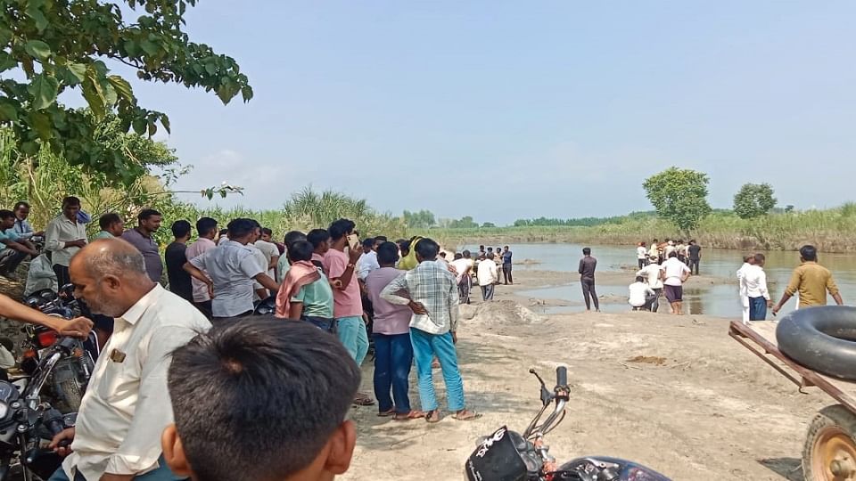 Muzaffarnagar: A laborer who was extracting sand from Ganga Khadar was dragged into deep water by a crocodile
