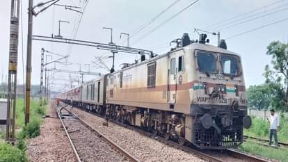 Hathras News: ट्रेन का इंजन फेल, दो घंटे तक रुकी रही, यात्रियों को झेलनी पड़ी परेशानी train engine failed near hathras junction