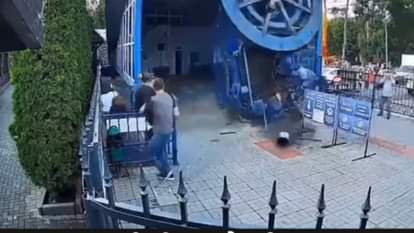 Viral Video: कर्मचारियों की बड़ी लापरवाही, अचानक से टूटा रोपवे, बच गई यात्रियों की जान, वीडियो हुआ वायरल The ropeway suddenly broke the lives of the passengers were saved Video goes Viral on Internet