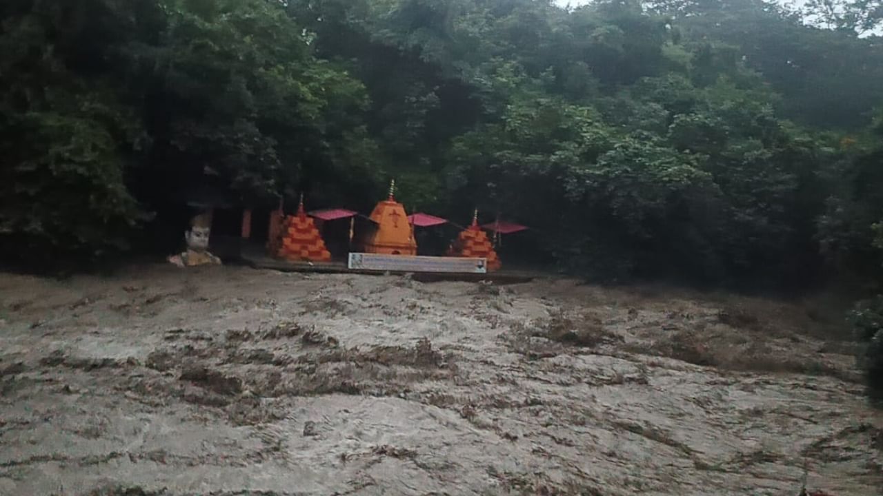 Dehradun Cloudburst: सहस्रधारा में बादल फटने से तबाही, शिवलिंग जलमग्न, मसूरी में एक मजदूर की मौत...तस्वीरें Cloudburst in Dehradun Sahastradhara one labourer died in Mussoorie heavy rains caused devastation Uttarakhand