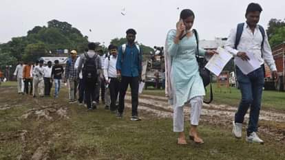 लखनऊ कौशल महोत्सव का आगाज: बारिश से प्लेसमेंट काउंटर में भरा कीचड़, 25 हजार युवाओं के लिए नौकरी का सपना फीका placement counter filled with water due to rain Kaushal Mahotsav in Lucknow youth sit in waiting hall