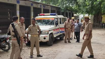 Bhadohi News: पेशी पर आया आरोपी पुलिस को चकमा देकर हुआ फरार, एसपी ने दो सब इंस्पेक्टर को किया निलंबित Accused absconded from juvenile court two sub inspectors suspended in bhadohi