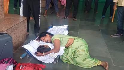 Prayagraj : फौजी के पिता की नॉर्थ ईस्ट एक्सप्रेस में मौत, जंक्शन पर मचा हड़कंप Soldier father dies in North East Express, panic at the junction