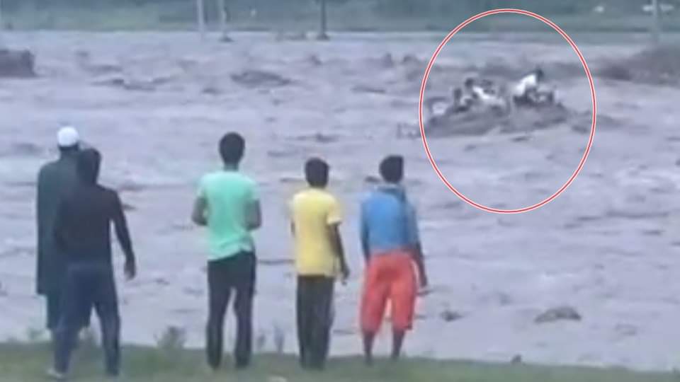UP: देहरादून में बारिश से तबाही... यूपी के इस गांव के छह मजदूरों की मौत, बचने के लिए बिजली के पोल पर चढ़ा युवक UP News Laborers from Moradabad Die After Drowning in Dehradun River see photos