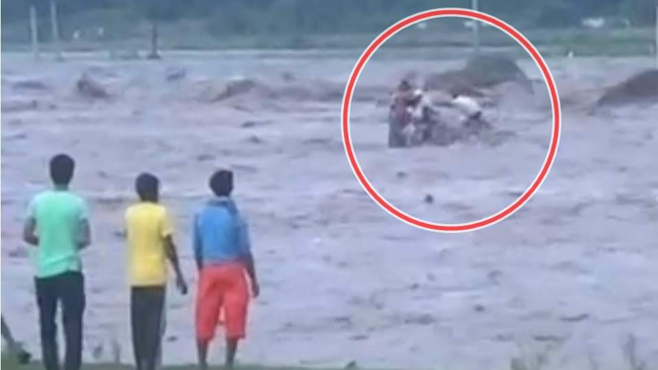 UP: देहरादून में बारिश से तबाही... यूपी के इस गांव के छह मजदूरों की मौत, बचने के लिए बिजली के पोल पर चढ़ा युवक UP News Laborers from Moradabad Die After Drowning in Dehradun River see photos