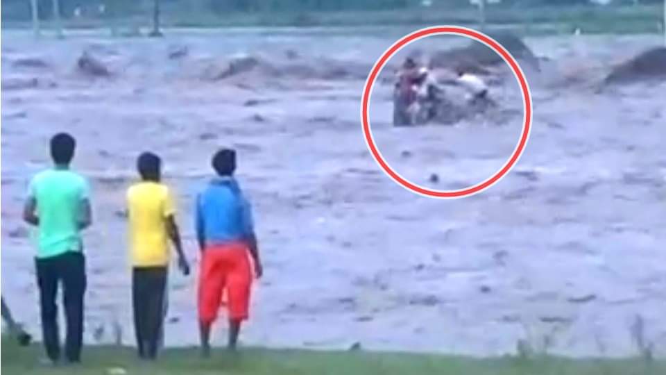 UP: देहरादून में बारिश से तबाही... यूपी के इस गांव के छह मजदूरों की मौत, बचने के लिए बिजली के पोल पर चढ़ा युवक UP News Laborers from Moradabad Die After Drowning in Dehradun River see photos