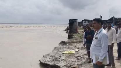UP: लखीमपुर खीरी में शारदा ने मचाई तबाही, 10 और मकान नदी में समाए, 90 से अधिक परिवार हुए बेघर Ten more houses collapsed in the Sharda river in Lakhimpur Kheri