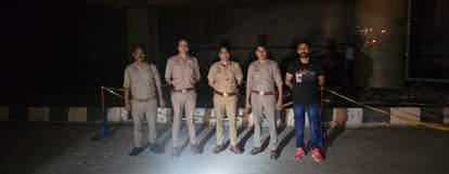 Mathura: जहरखुरानी गिरोह के तीसरे सदस्य से पुलिस की मुठभेड़, पैर में लगी गोली...बरेली हाईवे पर दबोचा Encounter in Mathura: Poisoning and Robbery Suspect Shakeel Alias Bhura Arrested