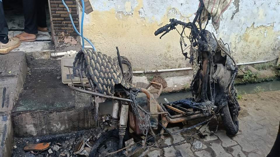 UP: ई-स्कूटी में इतना भीषण विस्फोट...जैसे बम फटा हो, बुजुर्ग दंपती की मौत; दृश्य देख कांप गए मोहल्ले वाले Tragic Fire in Agra: E-Scooter Charging Explosion Claims Lives of Elderly Couple