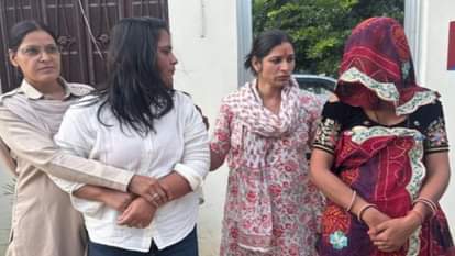 Sikar News: पहले फेसबुक पर दोस्ती फिर हनीट्रैप में फंसाकर ऐंठे 12.90 लाख, मास्टर माइंड समेत 2 महिलाएं गिरफ्तार Sikar News: Befriended on Facebook, trapped in honeytrap and extorted ₹12.90 lakh; mastermind held with aide