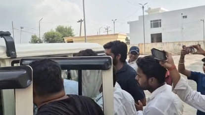 Farrukhabad: डॉक्टर से गालीगलौज में सीएमओ से हाथापाई, लगे मुर्दाबाद के नारे Farrukhabad: Doctor abused, CMO scuffled, slogans raised