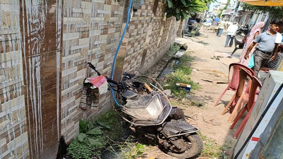 UP: ई-स्कूटी में इतना भीषण विस्फोट...जैसे बम फटा हो, बुजुर्ग दंपती की मौत; दृश्य देख कांप गए मोहल्ले वाले Tragic Fire in Agra: E-Scooter Charging Explosion Claims Lives of Elderly Couple