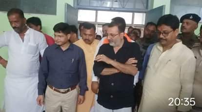 Jharkhand: मधुपुर स्वास्थ्य केंद्र में जमीन पर पड़ा शव, सांसद निशिकांत दुबे ने जताई नाराजगी; इनपर बरसे Jharkhand: Dead body lying on the ground in Madhupur health center, MP Nishikant Dubey expressed displeasure