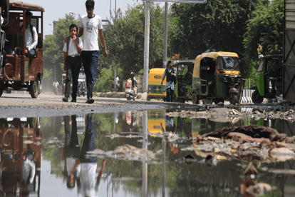 Delhi: जर्जर सड़कें.. थमा ट्रैफिक, 15 मिनट के सफर में लग रहे 40 मिनट; तस्वीरों में सिग्नल फ्री योजना का हाल road from Bhopura to Wazirabad Delhi is still a major cause of traffic jam