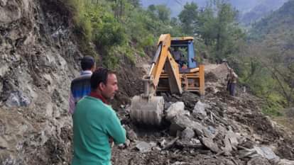 Himachal Disaster : 100 से अधिक जगह भूस्खलन ने बदल दी 97 किमी हाईवे की सूरत, एनएच को 120 करोड़ का भारी नुकसान Himachal Disaster Landslides at more than 100 places altered the condition of 97 km highway