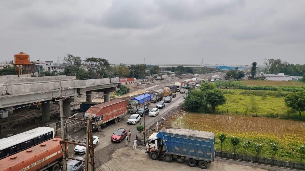 Indore News : बायपास पर फिर लगा लंबा जाम, पांच घंटे तक फंसे रहे वाहन; क्रेन की मदद से यातायात खोला गया MP News Indore bypass was again jammed, vehicles were stranded for five hours.