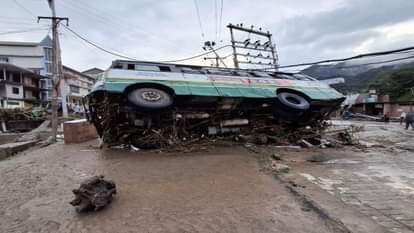 आंखों देखी: धर्मपुर में चौकीदार हेमराज ने करीब से देखी मौत, गले तक पहुंचा था पानी Eyewitness: Dharampur watchman Hemraj witnessed death up close, flood water reached his throat,