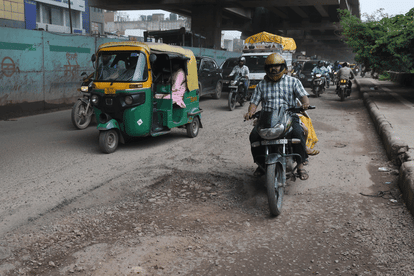 Delhi: जर्जर सड़कें.. थमा ट्रैफिक, 15 मिनट के सफर में लग रहे 40 मिनट; तस्वीरों में सिग्नल फ्री योजना का हाल road from Bhopura to Wazirabad Delhi is still a major cause of traffic jam