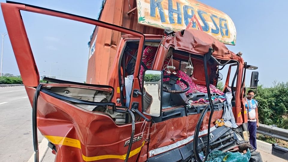 Baghpat: Truck collides with truck parked on Eastern Peripheral Expressway, cabin collapses, driver died
