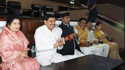 MP News: प्रधानमंत्री मोदी का पूरा जीवन देश और जनता की सेवा को समर्पित, सीएम ने देखी फिल्म 'चलो जीते हैं' MP News: CM Dr. Yadav said- Prime Minister Modi's entire life is dedicated to serving the country and the peop