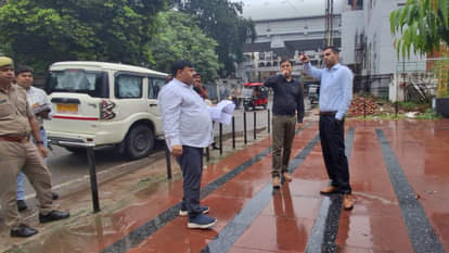 Kanpur: नो पार्किंग में खड़े वाहन क्रेन से उठाए जाएंगे, 500 रुपये का जुर्माना Kanpur: Vehicles parked in no-parking areas will be towed away by cranes