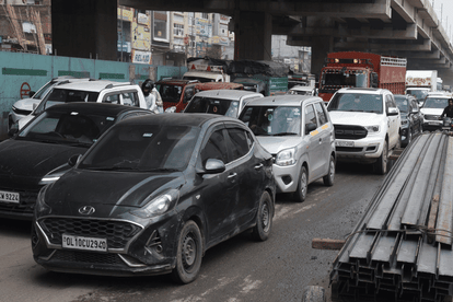 Delhi: जर्जर सड़कें.. थमा ट्रैफिक, 15 मिनट के सफर में लग रहे 40 मिनट; तस्वीरों में सिग्नल फ्री योजना का हाल road from Bhopura to Wazirabad Delhi is still a major cause of traffic jam