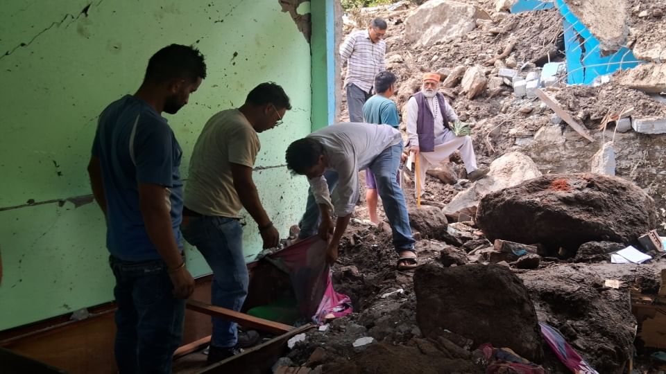 चमोली आपदा: मलबे में दफन हुईं सात जिंदगियां, सुबह से जलती रहीं चिताएं, हर आंख में थे आंसू, तस्वीरें Chamoli disaster Seven Dead Bodies found till now under buried in debris People crying on funeral