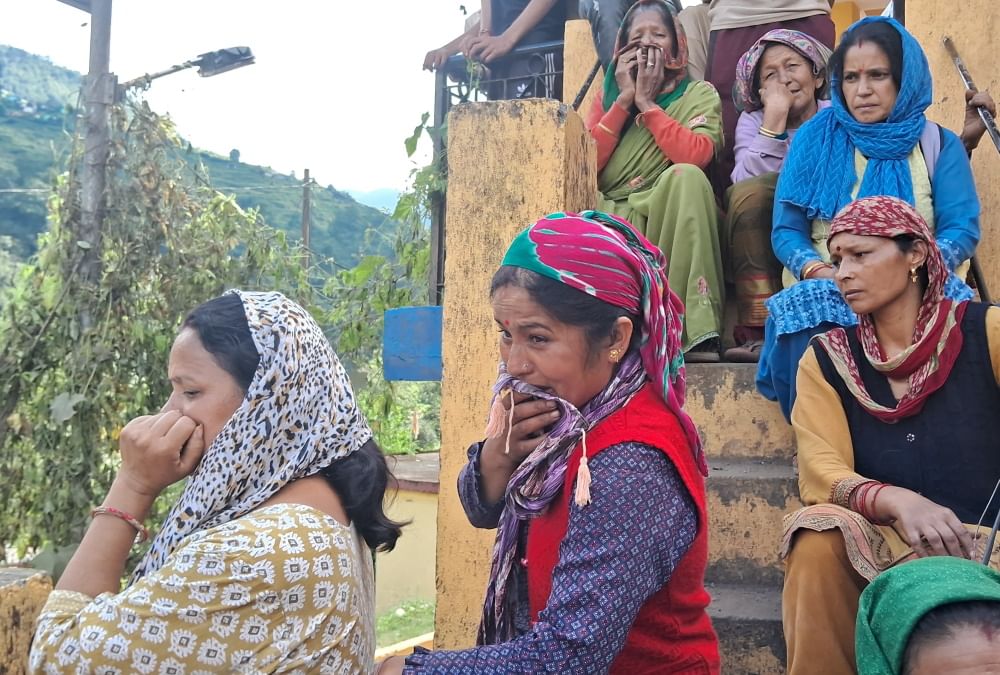 चमोली आपदा: मलबे में दफन हुईं सात जिंदगियां, सुबह से जलती रहीं चिताएं, हर आंख में थे आंसू, तस्वीरें Chamoli disaster Seven Dead Bodies found till now under buried in debris People crying on funeral