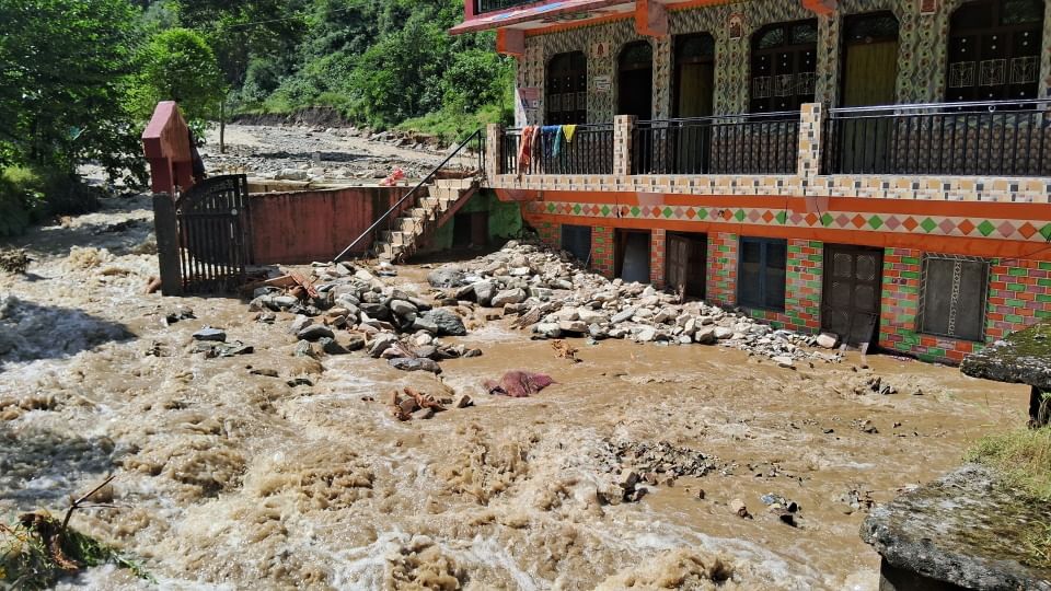 Chamoli: नंदानगर में कुदरत ने चारों तरफ बरपाया कहर...हर कदम पर बस तबाही के निशान, घर-आंगन सब दिख रहा वीरान Chamoli Cloudburst disaster havoc all around Nandanagar signs of devastation at every step Painfull photos