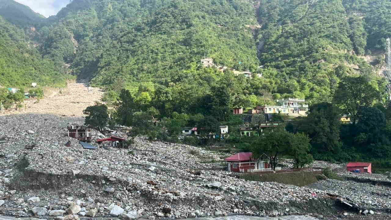 Dehradun Flood: छह माह के बच्चे को लेकर जंगल की ओर दौड़े, सब तबाह, तीन बेटियों को साथ पकड़े पिता का छलका दर्द Chamoli Cloudburst family ran towards the forest with their six-month-old child Uttarakhand Disaster