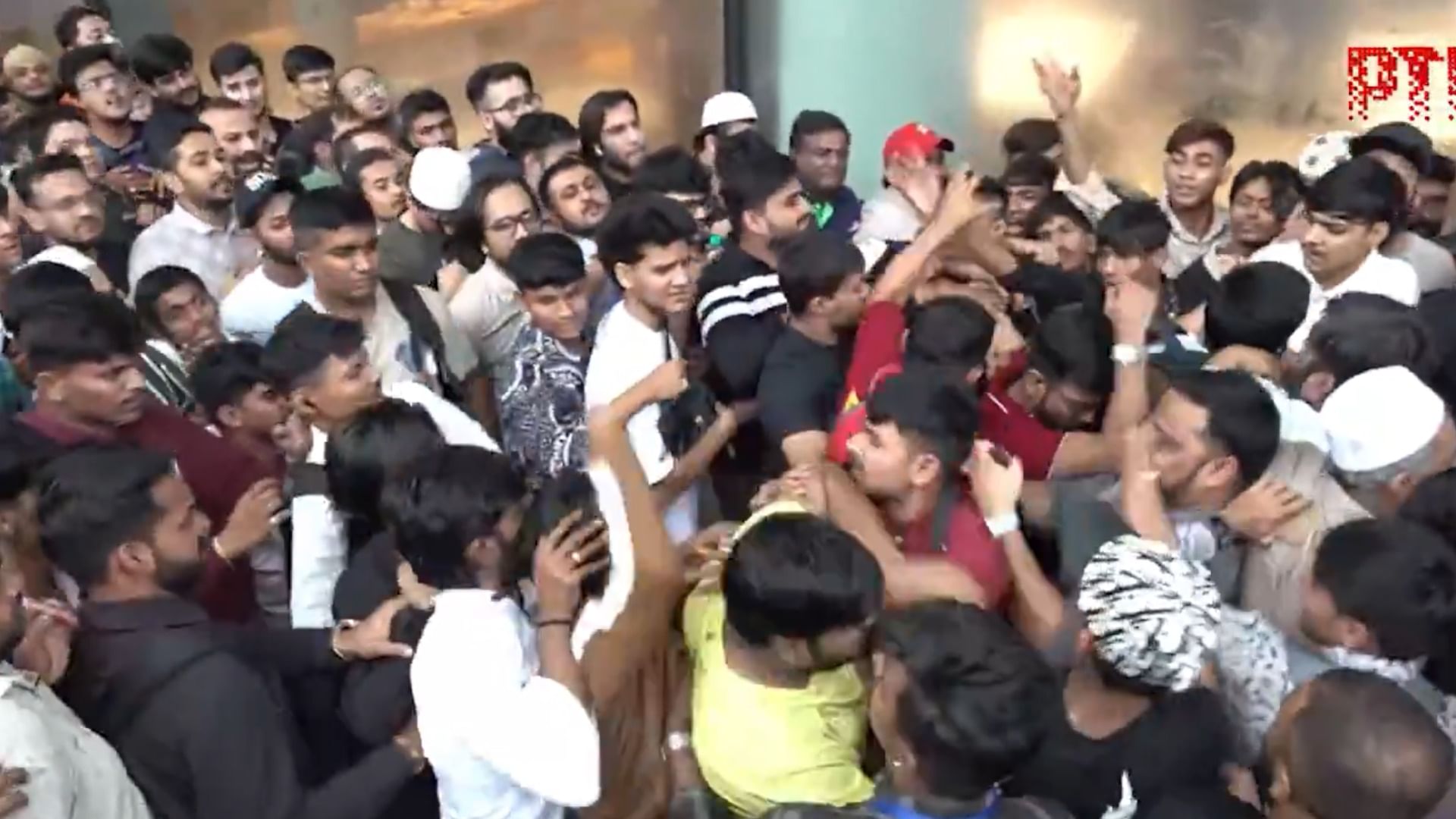 iPhone 17 scuffle broke out among a few people amid the rush outside the Apple Store at BKC Jio Centre