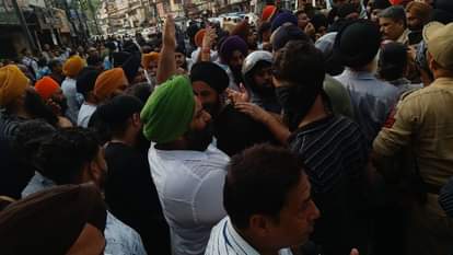 Jammu Kashmir: कॉमर्स कॉलेज में सिख छात्रों से मारपीट, दस्तार की बेअदबी पर सड़कों पर उतरे छात्र Jammu Kashmir: Sikh students assaulted at Commerce College; students take to the streets over desecration of t