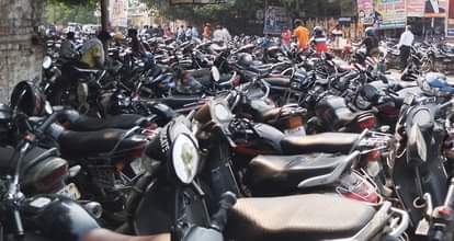 Kanpur: नो पार्किंग में खड़े वाहन क्रेन से उठाए जाएंगे, 500 रुपये का जुर्माना…35 पार्किंग स्थल चिन्हित Kanpur Vehicles parked in no parking areas will be lifted by crane a fine of Rs 500 will be imposed