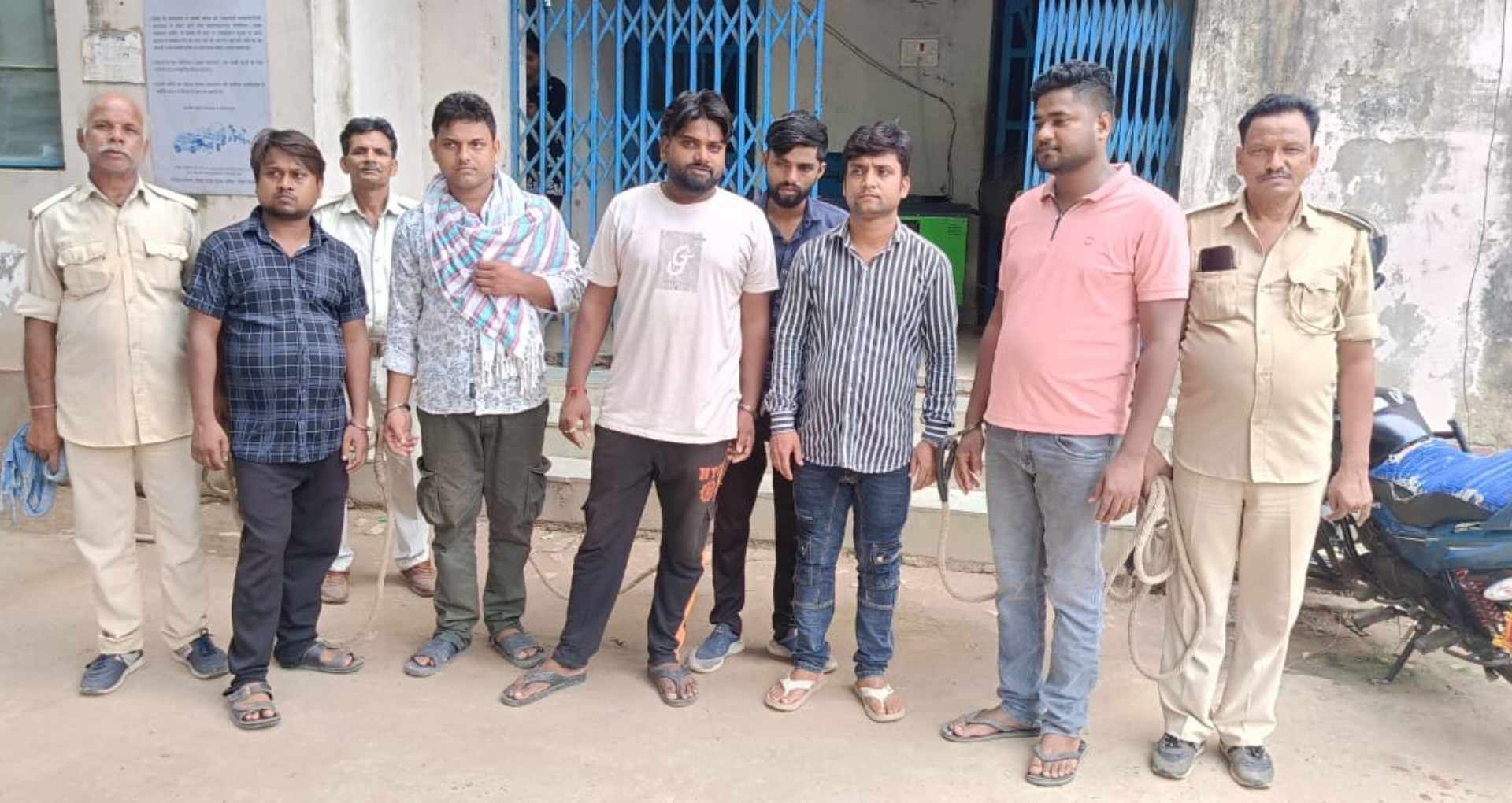 katihar hotel raid secret business 6 arrested 4 women 1 minor rescued