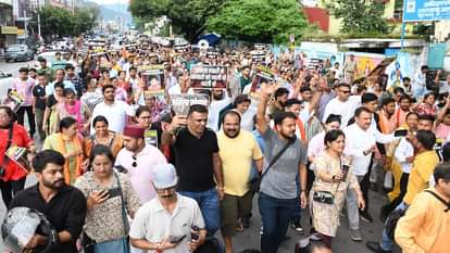 UK Protest: हमारी बच्ची चलकर आई थी...आपने हमें उसकी लाश दी, लाडली के ताऊ का दर्द; छलकीं लोगों की आंखें People took to the streets demanding justice for Ladli in haldwani