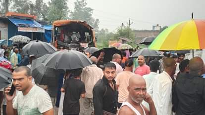 Maharajganj Accident: दो बसों की टक्कर में 20 यात्री घायल, मची अफरातफरी; घायलों का अस्पताल में कराया गया भर्ती Around 20 passengers injured in collision between two buses
