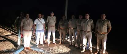 UP: मथुरा पुलिस ने मुठभेड़ में दबोचा 25 हजार का इनामी बदमाश, पैर में गोली लगने से हुआ घायल Mathura Encounter: Rewarded Criminal Shot in Leg Arrested with Arms