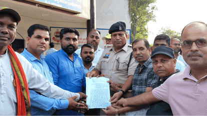 CG News: बलरामपुर में ‘फर्जी विधायक’ पर मचा बवाल, वकील के खिलाफ आक्रोश, बोले- नहीं मानी बात, तो होगा आंदोलन Lawyer's Fake MLA Remark Ignites Fury and Supporters Warn of Protests
