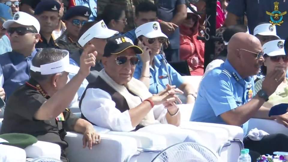 अलविदा मिग-21: आसमान में आखिरी बार गरजा मिग-21, भावुक हुए पूर्व वायु सैनिक, रोमांचित कर देंगी ये तस्वीरें MIG 21 IAF Fighter jet retired former IAF personnel get emotional as MiG-21 takes off in Chandigarh