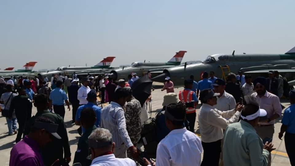 अलविदा मिग-21: आसमान में आखिरी बार गरजा मिग-21, भावुक हुए पूर्व वायु सैनिक, रोमांचित कर देंगी ये तस्वीरें MIG 21 IAF Fighter jet retired former IAF personnel get emotional as MiG-21 takes off in Chandigarh