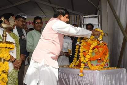 MP News: सीएम ने रेजांग-ला पवित्र रज कलश का किया पूजन, बोले- हमें हमारी पराक्रमी सेना पर गर्व है MP News: CM worships the sacred urn of Rezang-La, says – we are proud of our mighty army