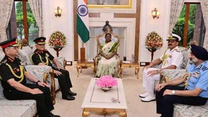 President Murmu: राष्ट्रपति मर्मू ने सीडीएस और तीनों सेनाओं के प्रमुखों से की मुलाकात, इन मुद्दों पर की चर्चा President Murmu met with CDS and CHIEF of all three armed forces discussed these issues