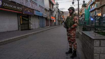 Leh Violence: सोनम वांगचुक की गिरफ्तारी पर बवाल, लद्दाख में तनाव बरकरार, एलजी बोले- संवाद से ही समाधान संभव Any issue can be resolved only through talks Ladakh LG to agitating groups Leh