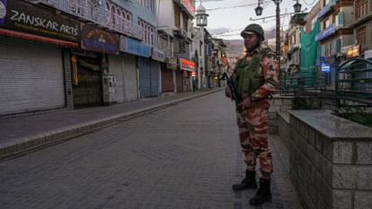 Leh News: लेह में सार्वजनिक समारोहों और रैलियों पर प्रतिबंध, जिला मजिस्ट्रेट ने जारी किया आदेश Ban on public gatherings and rallies in Leh